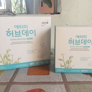 Her day panty liner large and medium Sanitary pads